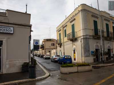 ...e, lasciandoci alle spalle la cala con i gozzi da pesca ormeggiati, imbocchiamo via Giosafatte